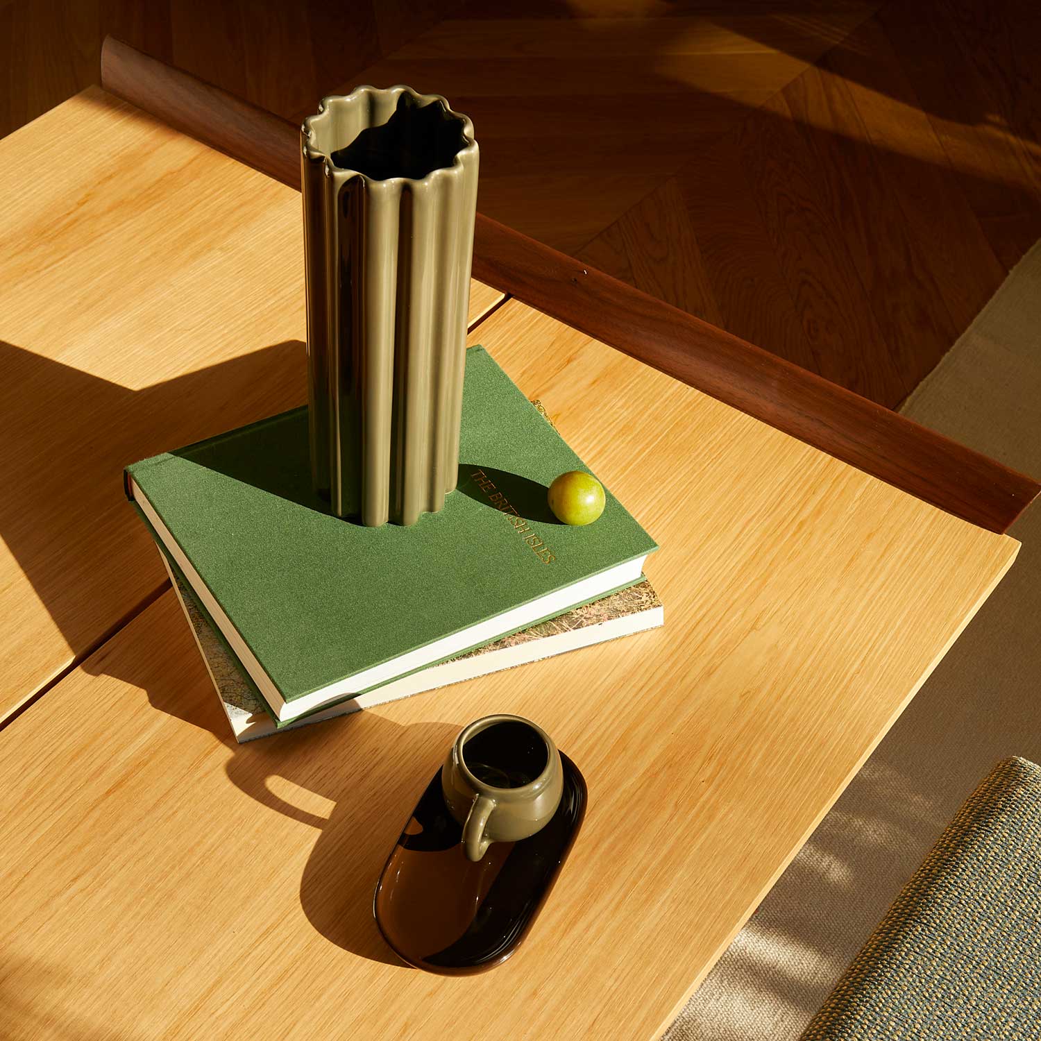 A vase and coffee set in green ceramic in a living room.